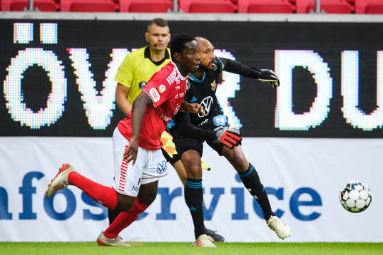 Östersunds målvakt Aly Keita och Kalmars York Rafael