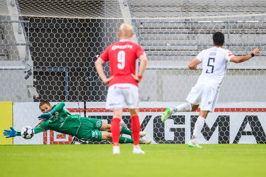 Östersunds Rewan Amin gör 1-2 på staff bakom Kalmars