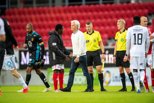 Kalmars tränare Nanne Bergstrand samtalar med domarna