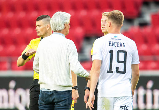 Kalmars tränare Nanne Bergstrand samtalar med domarna