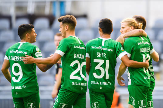 Hammarbys Gustav Ludwigson jublar med lagkamrater