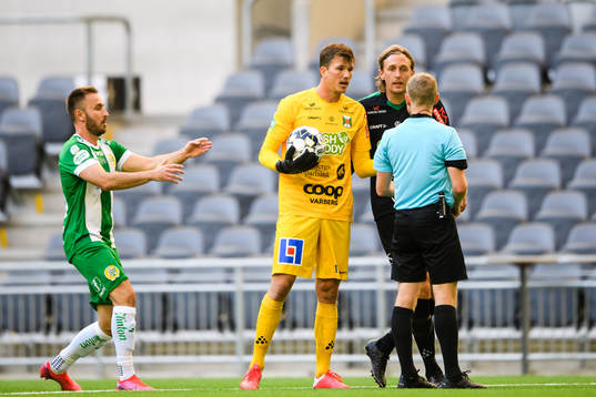 Varbergs målvakt August Strömberg i samtal med domare
