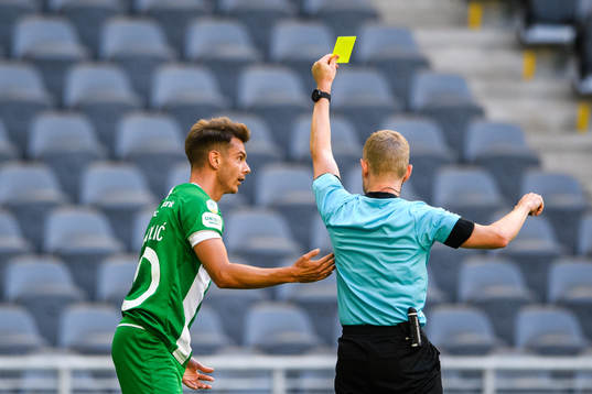 Hammarbys Alexander Kacaniklic får en varning