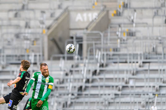 Hammarbys David Fällman och Varbergs Astrit Selmani i