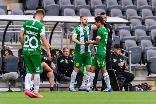 Hammarbys Darijan Bojanic byter med Aimar Sher