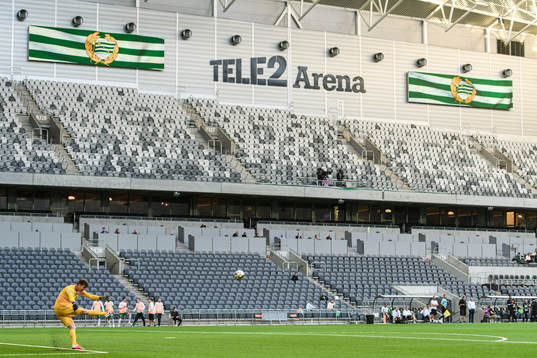 Varbergs målvakt August Strömberg med en utspark