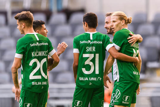 Hammarbys Gustav Ludwigson jublar med lagkamrater