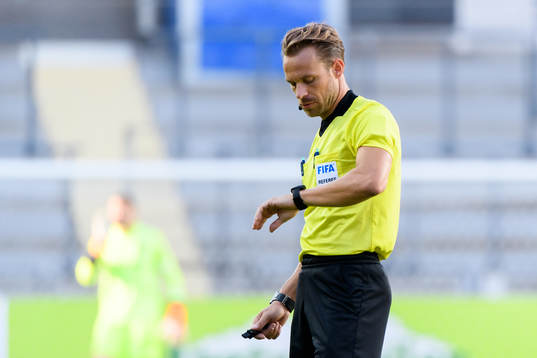 Domare Kristoffer Karlsson tittar på sin klocka