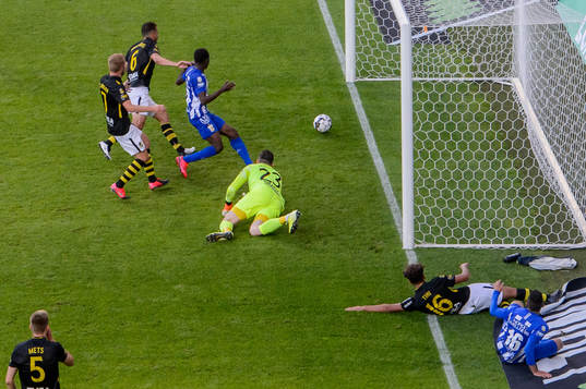 Bollen går i mål till 1-0
