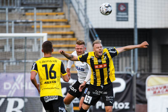 Örebros Michael Almebäck och Häckens Alexander Söderlund