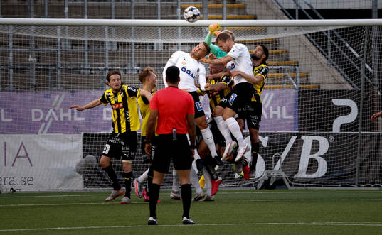 Häckens målvakt Peter Abrahamsson och Leonard Zuta och