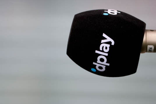 En mikrofon med en dplay logotyp