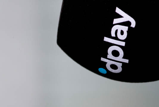 En mikrofon med en dplay logotyp