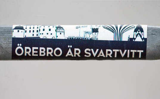 Ett klistermärke med texten Örebro är svartvitt