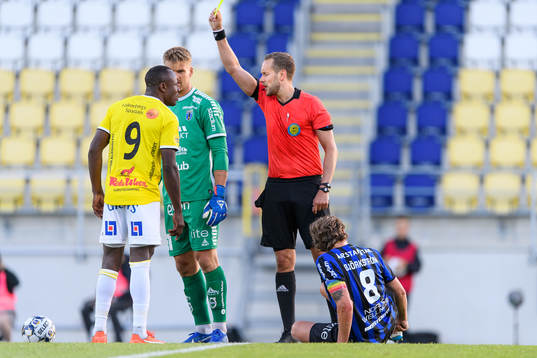 Falkenbergs Nsima Peter blir varnad av domare Victor Wolf