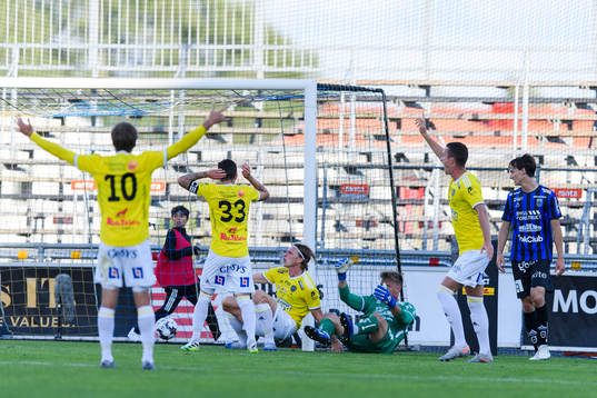 Falkenberg får ett mål bortdömt och reagerar