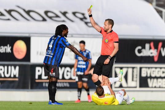 Sirius Kebba Ceesay tilldelas gult kort av domare Victor