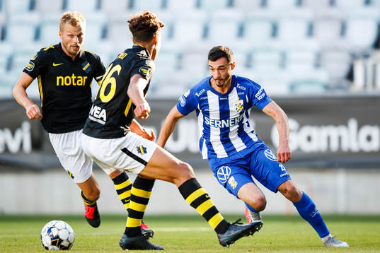 s Sebastian Larsson och Robin Tihi försvarar mot IFK