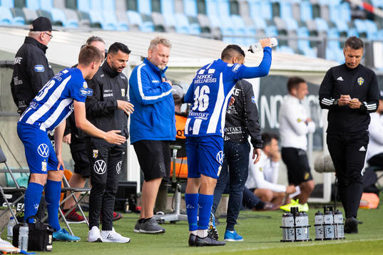 IFK Göteborgs tränare Poya Asbaghi förbereder ett byte