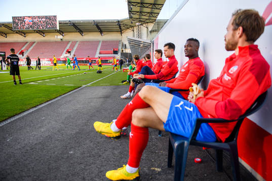 Helsingborgs avbytare när lagens spelare gör entré