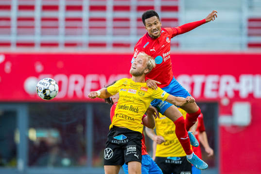 Mjällbys Viktor Gustafson och Helsingborgs Martin Olsson