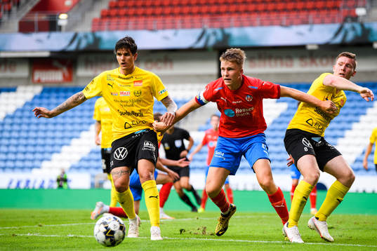 Helsingborgs Casper Widell  i en kamp mot Mjällbys David