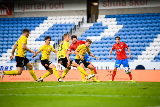 Helsingborgs Max Svensson och Mjällbys Joel Nilsson
