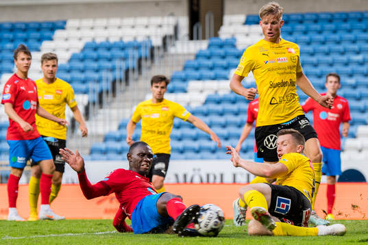 Helsingborgs Ravy Tsouka och Mjällbys Viktor Agardius