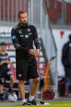 Helsingborgs tränare Olof Mellberg deppar
