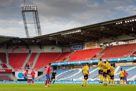 Helsingborgs Martin Olsson slår en frispark på ett tomt