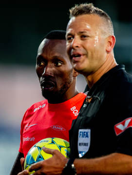 Daouda Bamba of Brann talks to Svein Oddvar Moen, referee