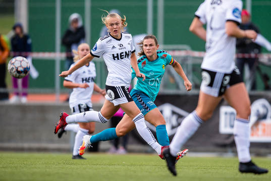 Elin Åhgren Sørum of Rosenborg and Emilie Bosshard Haavi