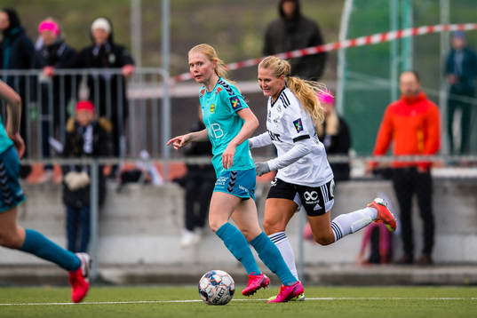 Malin Johnsen Brenn of LSK Kvinner and Lisa-Marie Karlseng