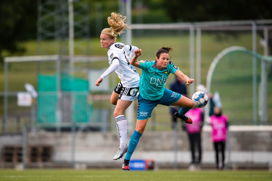 Julie Blakstad of Rosenborg and Isabell Bachor of LSK