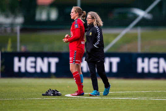 Ida Norstrøm of LSK Kvinner and Hege Riise, head coach of