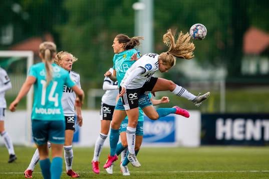 Heidi Elisabeth Ellingsen of LSK Kvinner and Cesilie