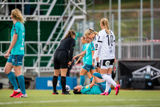 Isabell Bachor of LSK Kvinner in pain