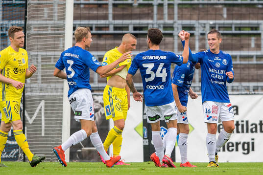 Trelleborgs Oscar Johansson jublar med Niklas Vesterlund