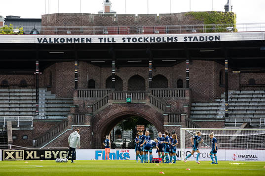 Djurgårdens spelare värmer upp på Stockholms Stadion