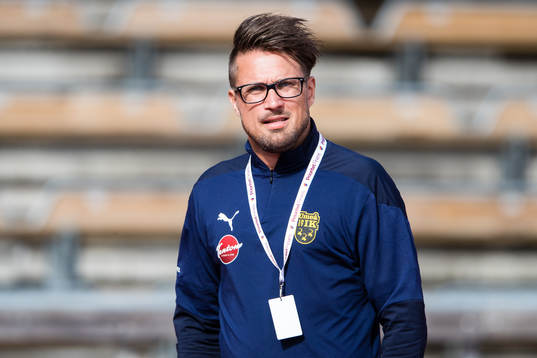 Umeås tränare Robert Bergström innan fotbollsmatchen i