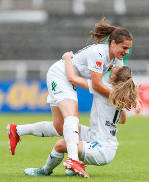 Umeås Sarah Mellouk jublar med Therese Simonsson