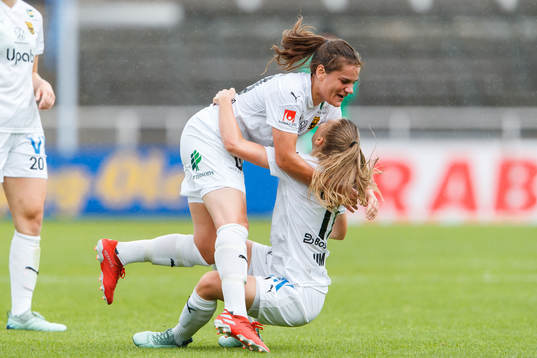 Umeås Sarah Mellouk jublar med Therese Simonsson