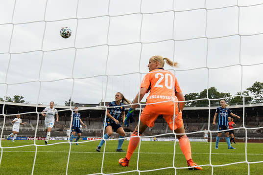 Djurgårdens målvakt Kathrine Østergaard Larsen ser
