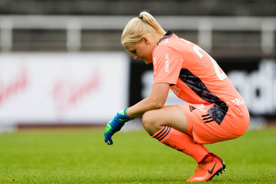 Djurgårdens målvakt Kathrine Østergaard Larsen deppar