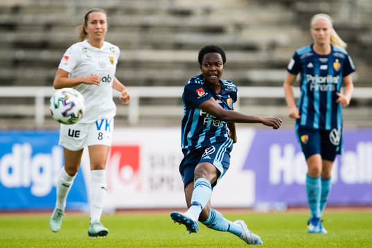 Djurgårdens Portia Boakye med ett skott