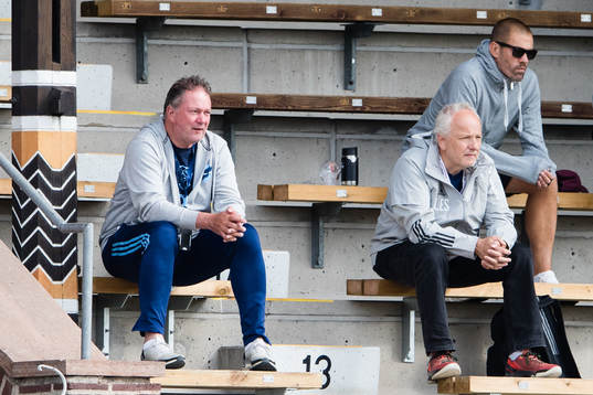 Djurgården Fotbolls vd Henrik Berggren på läktaren