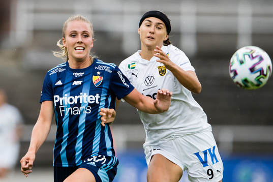 Djurgårdens Gudrun Arnadottir i kamp om bollen med Umeås