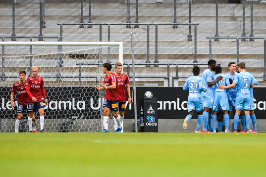 AFC Eskilstunas Samuel Nnamani jublar med lagkamrater