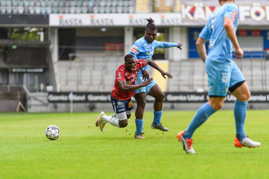 Örgrytes Bubacarr Jobe och AFC Eskilstunas Samuel Nnamani
