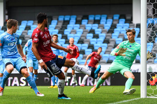Örgrytes Ailton Almeida och AFC Eskilstunas målvakt Wille
